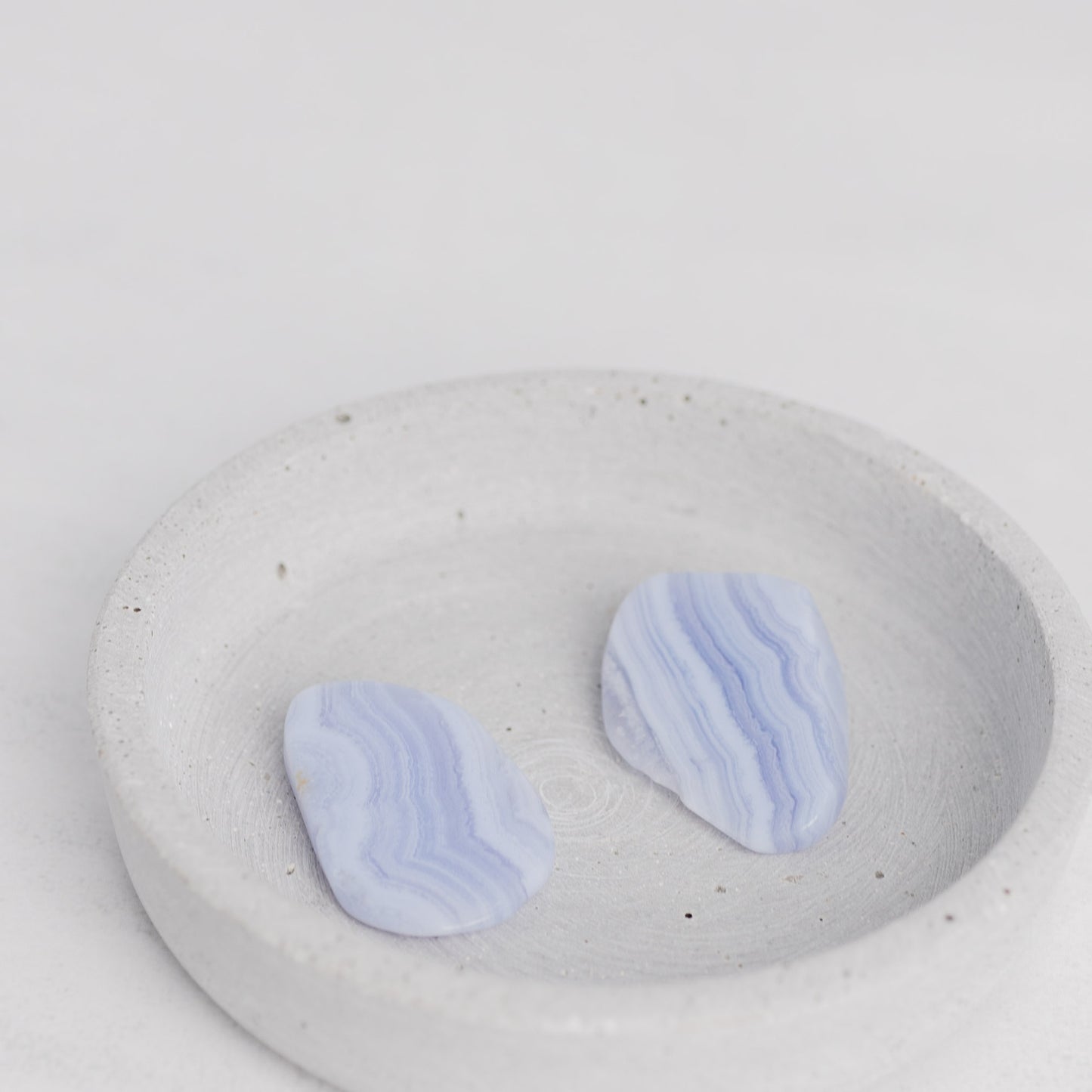 Trommelstein Chalcedon – stärkt deine Stimme, Ausdruck & Kommunikation.