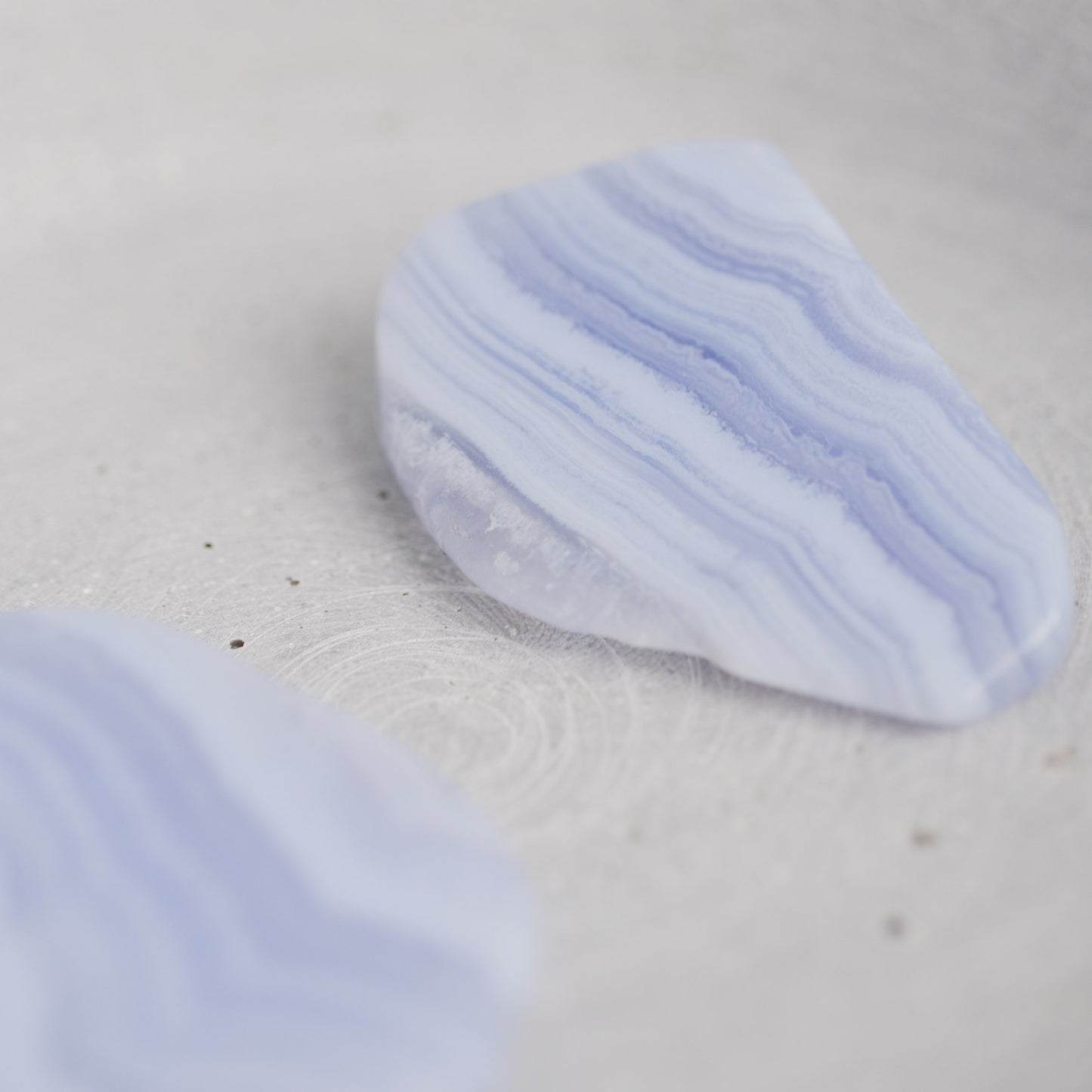 Trommelstein Chalcedon – stärkt deine Stimme, Ausdruck & Kommunikation.