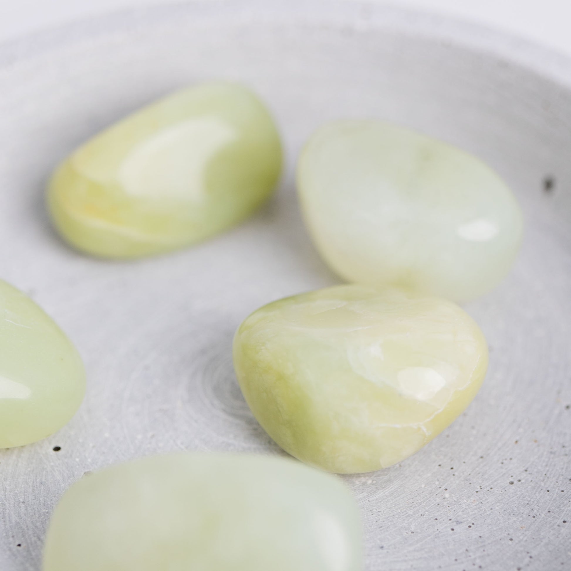 Trommelstein Jade – im Einklang mit der Erde, fördert Harmonie & Wohlstand.
