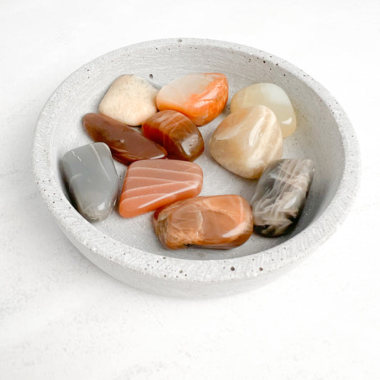 Trommelstein Mondstein Mix (weiß, schwarz, rosé) – Heilstein für Intuition, Weiblichkeit, Balance und innere Zyklen. Von Moonlight Edelsteine.