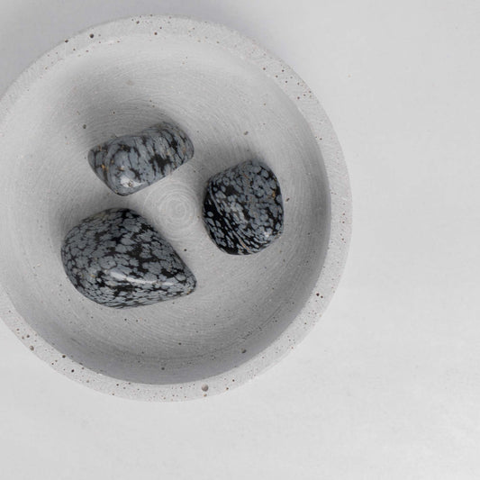 Trommelstein Schneeflockenobsidian – für innere Heilung, Schutz & Balance.