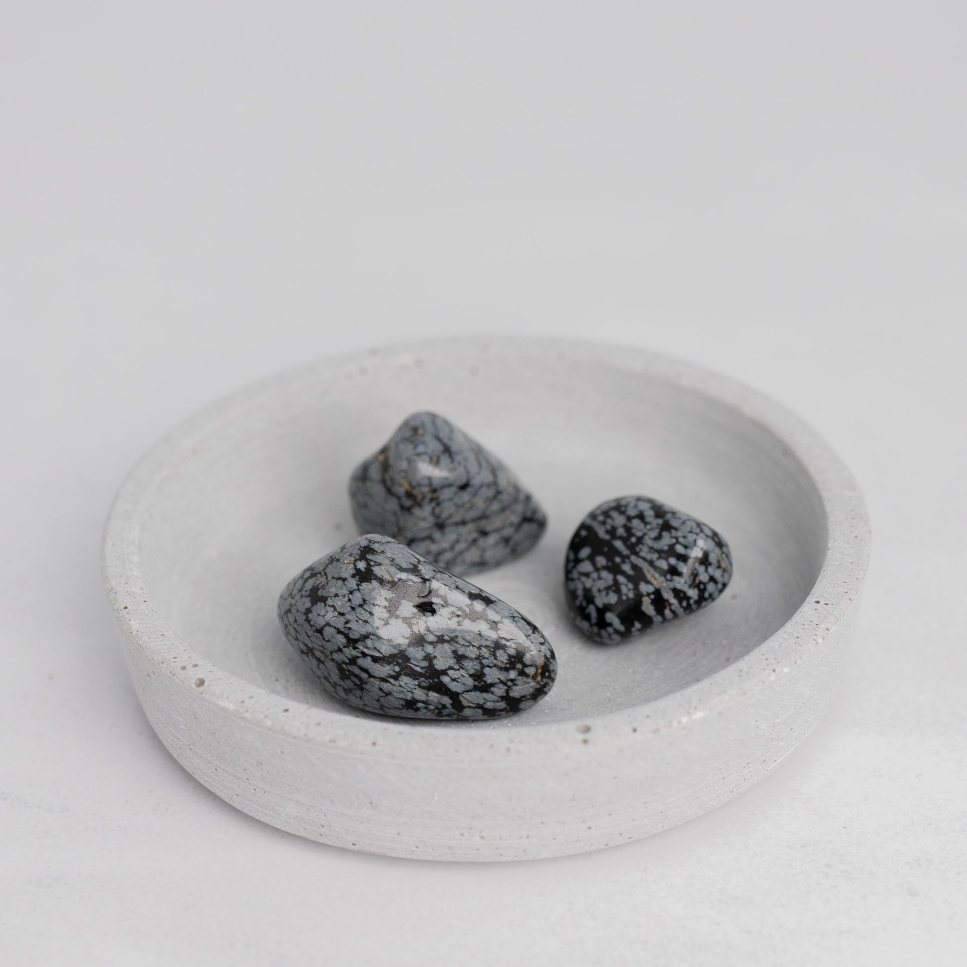 Trommelstein Schneeflockenobsidian – für innere Heilung, Schutz & Balance.