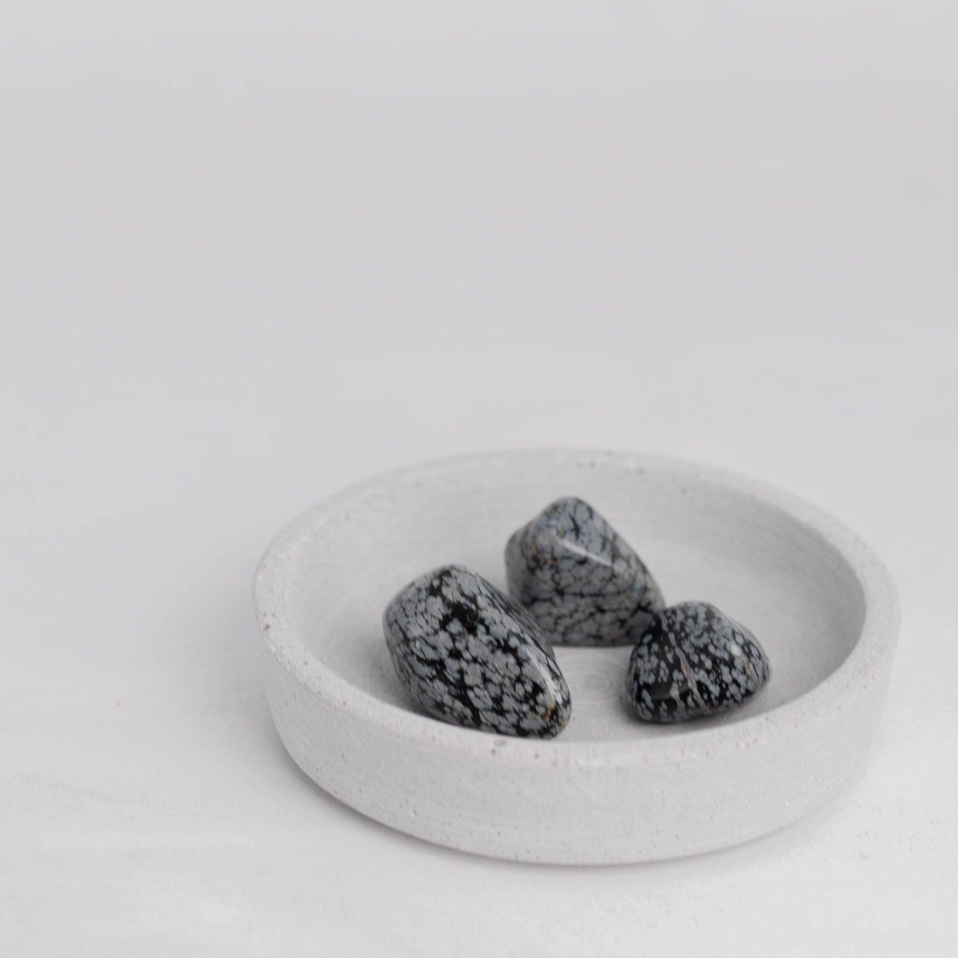 Trommelstein Schneeflockenobsidian – für innere Heilung, Schutz & Balance.