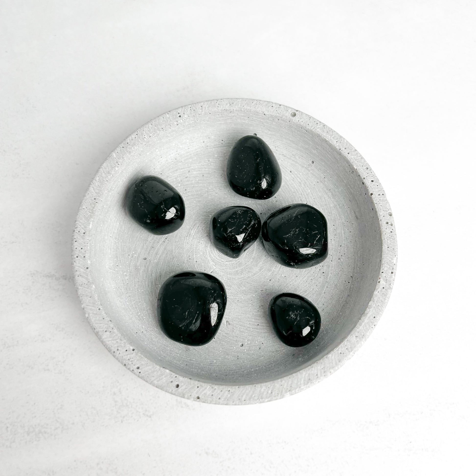 Trommelstein Schwarzer Turmalin – kraftvoller Edelstein für Schutz, innere Ruhe und Erdung. Energetischer Begleiter von Moonlight Edelsteine.