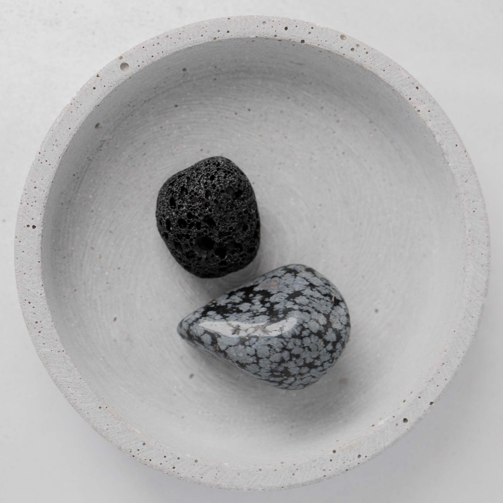 Trommelstein Set Tiefe Heilung – Lava & Schneeflockenobsidian für Transformation & innere Stärke.