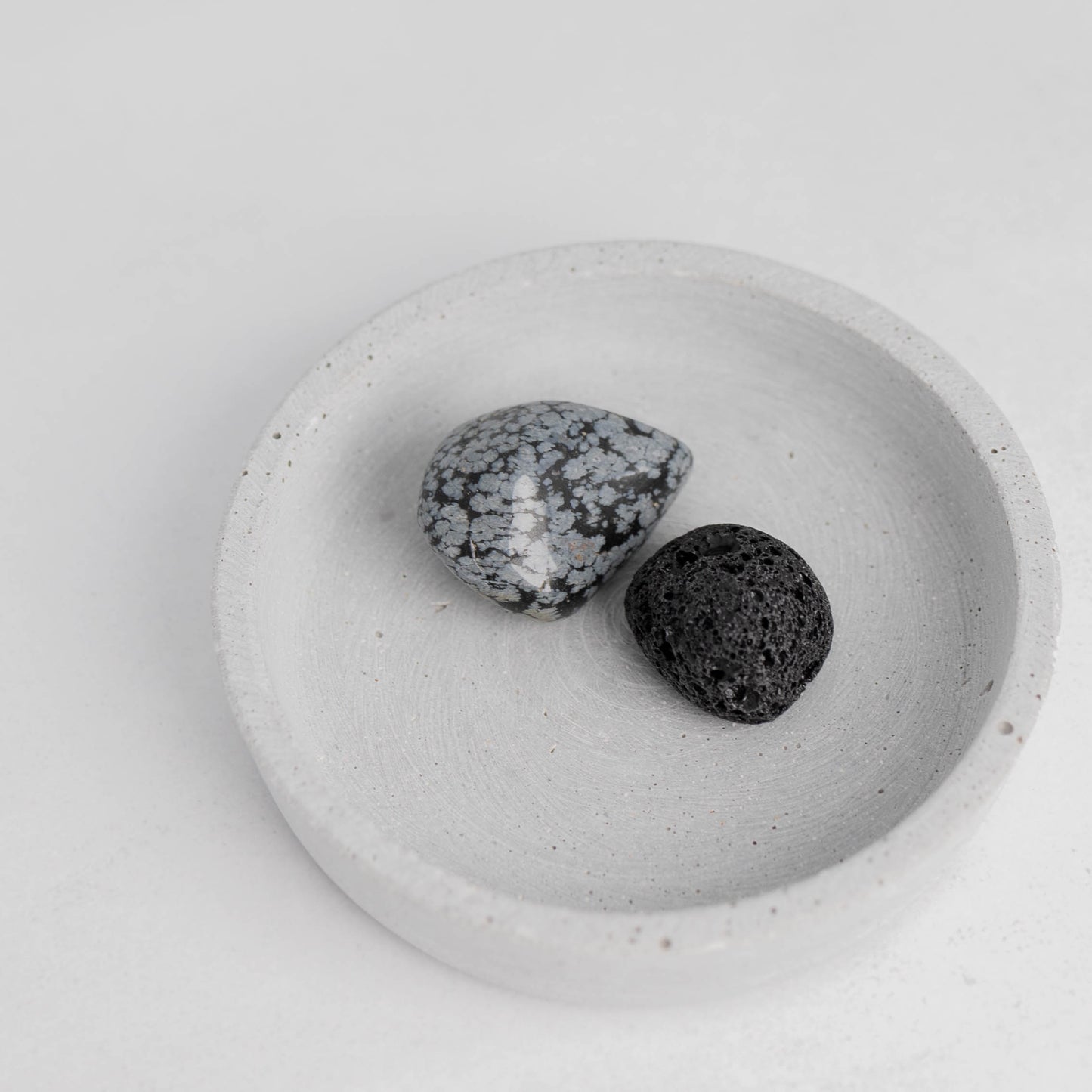 Trommelstein Set Tiefe Heilung – Lava & Schneeflockenobsidian für Transformation & innere Stärke.