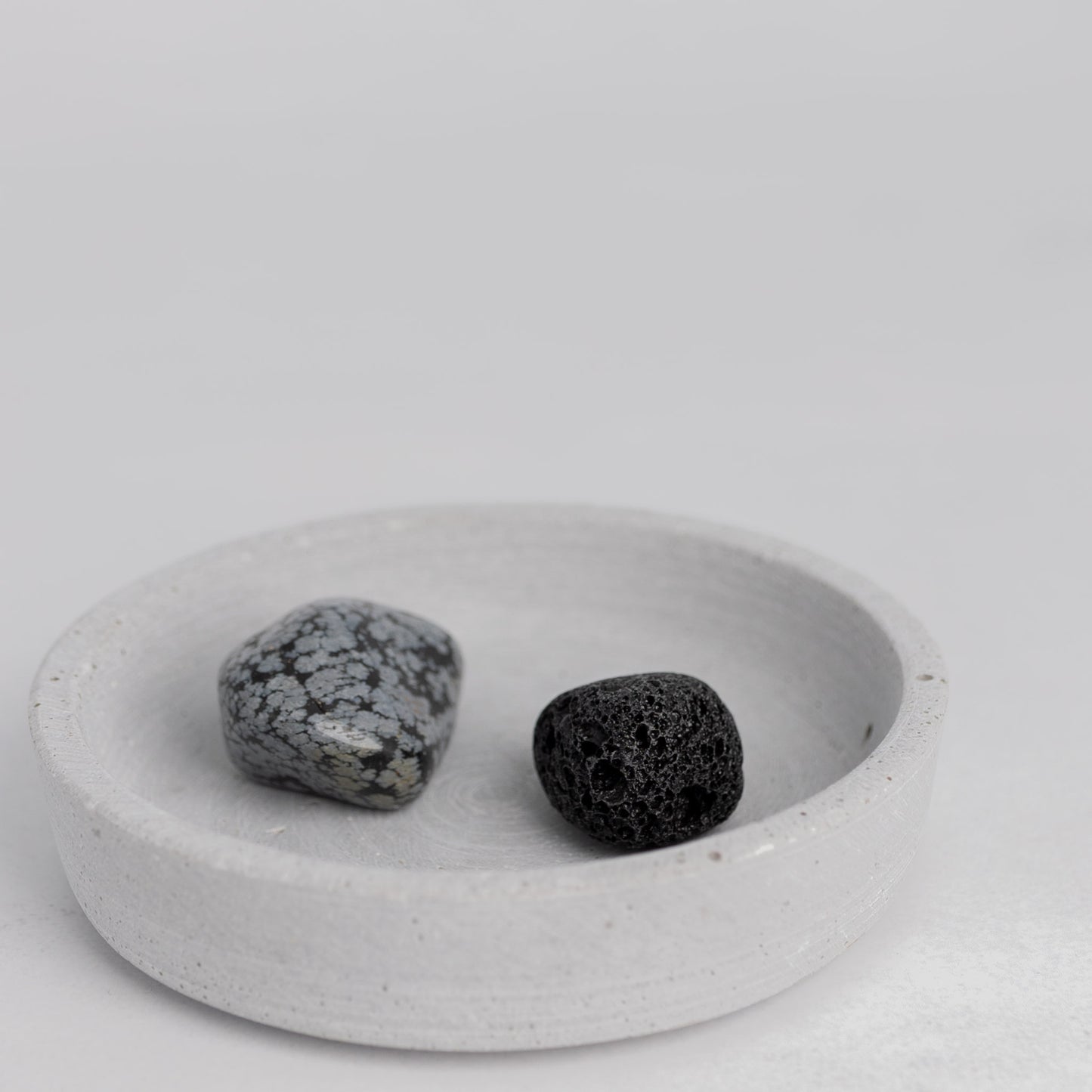 Trommelstein Set Tiefe Heilung – Lava & Schneeflockenobsidian für Transformation & innere Stärke.