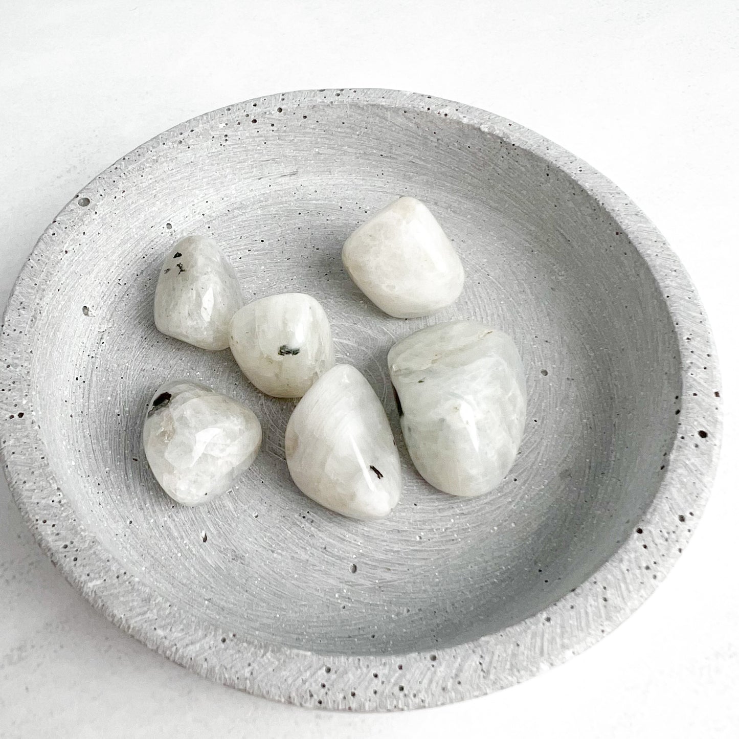 Trommelstein Weißer Mondstein – Heilstein für Intuition, innere Verbundenheit und emotionale Balance. Von Moonlight Edelsteine.