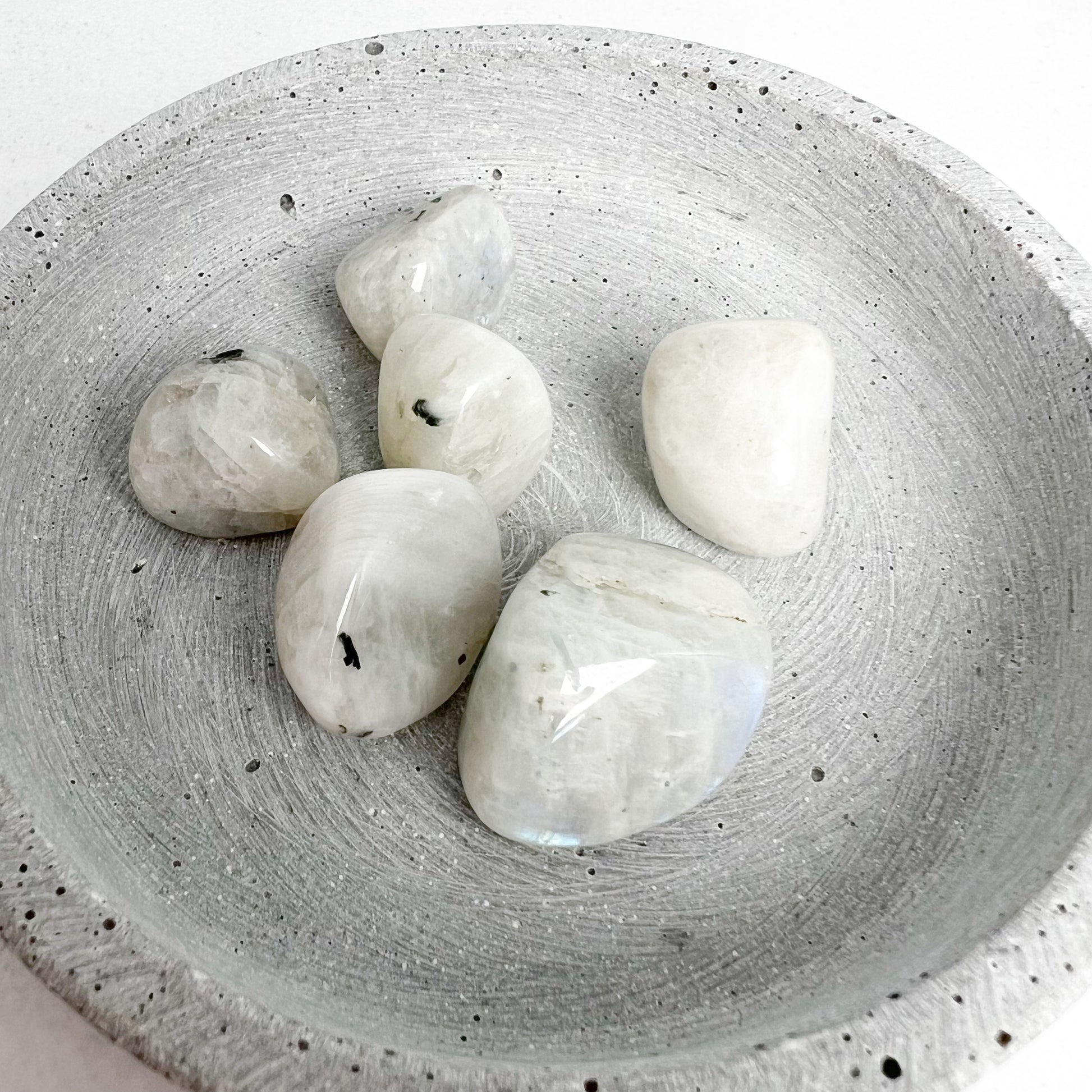 Trommelstein Weißer Mondstein – Heilstein für Intuition, innere Verbundenheit und emotionale Balance. Von Moonlight Edelsteine.