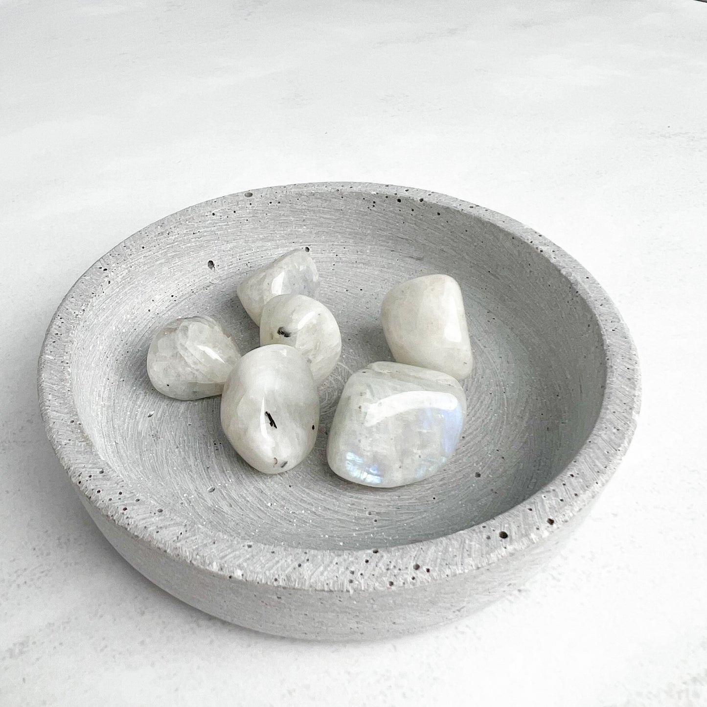 Trommelstein Weißer Mondstein – Heilstein für Intuition, innere Verbundenheit und emotionale Balance. Von Moonlight Edelsteine.