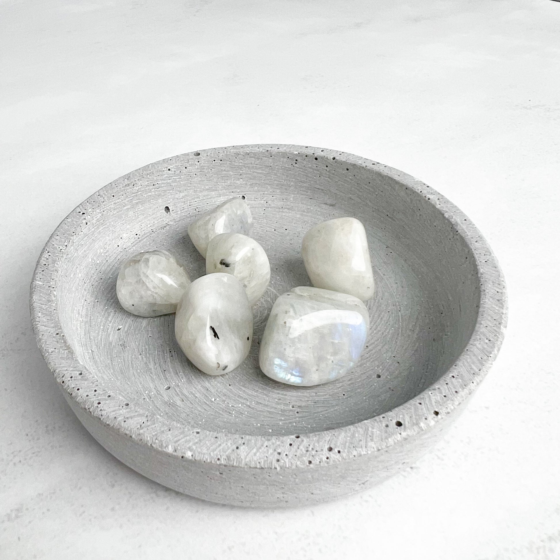 Trommelstein Weißer Mondstein – Heilstein für Intuition, innere Verbundenheit und emotionale Balance. Von Moonlight Edelsteine.