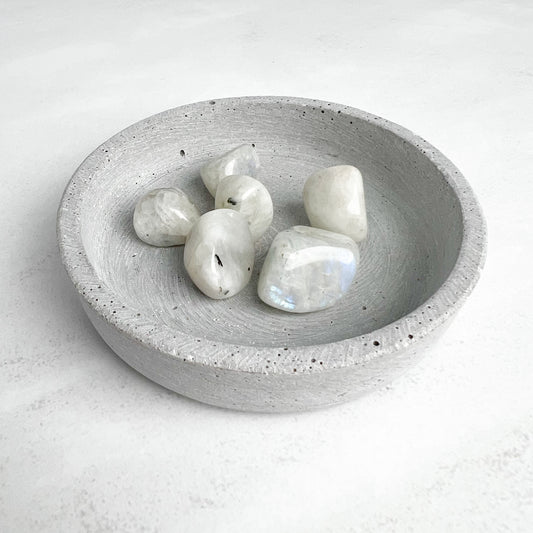 Trommelstein Weißer Mondstein – Heilstein für Intuition, innere Verbundenheit und emotionale Balance. Von Moonlight Edelsteine.