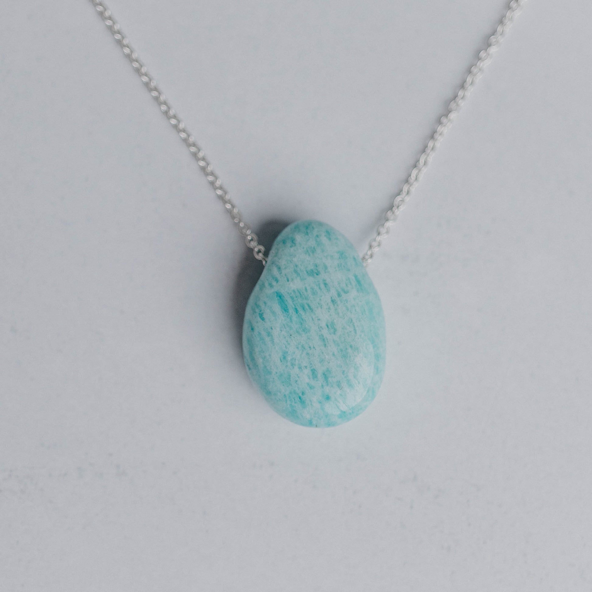Tropfenform-Kette mit ca. 30 Edelsteinsorten zur Auswahl – handgefertigter Schmuck in Gold oder Silber von Moonlight Edelsteine.
