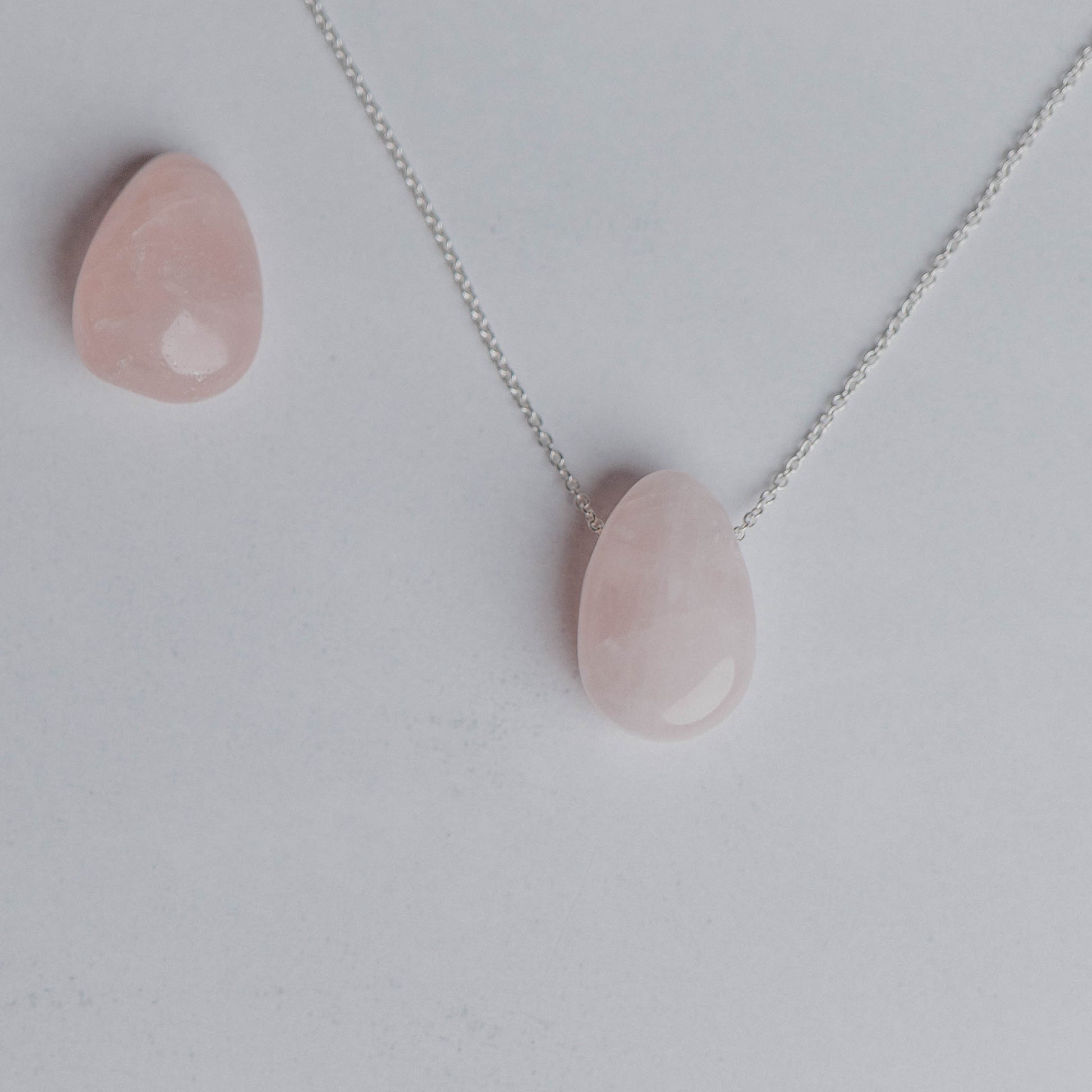 Tropfenform-Kette mit ca. 30 Edelsteinsorten zur Auswahl – handgefertigter Schmuck in Gold oder Silber von Moonlight Edelsteine.