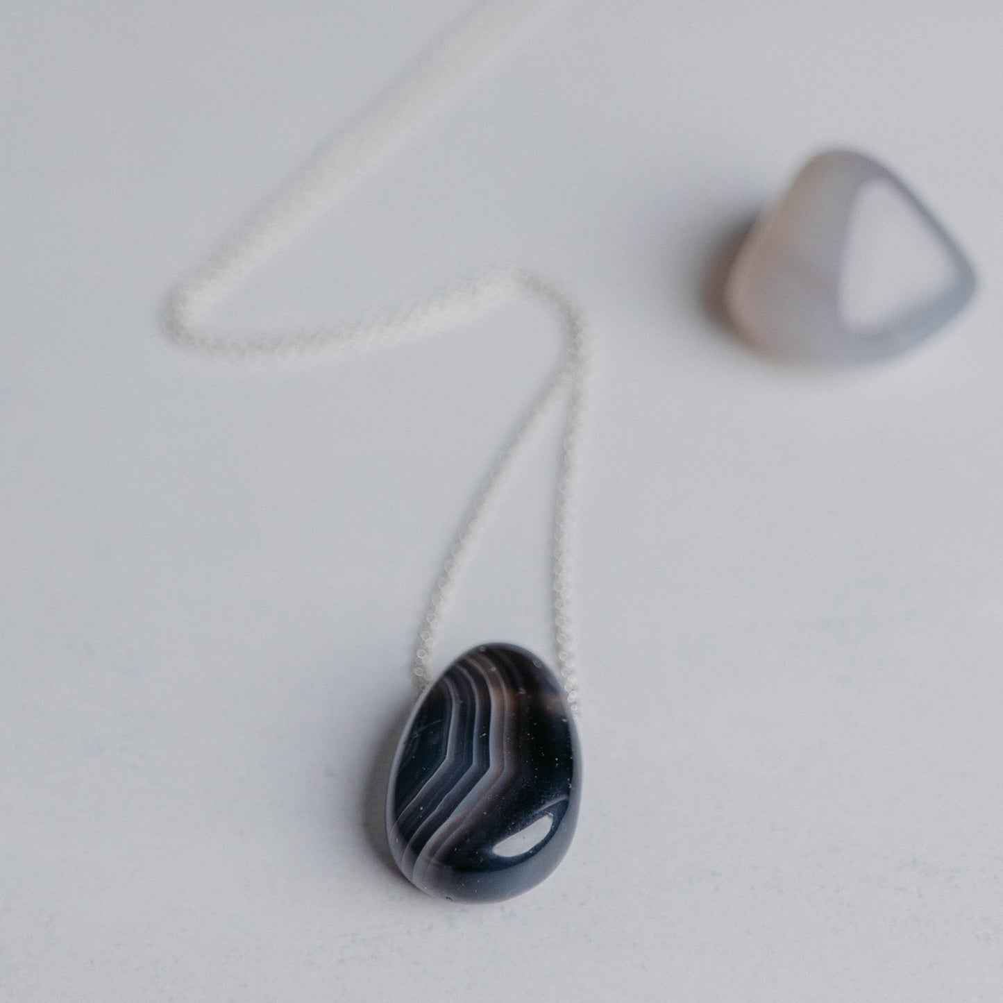 Tropfenform-Kette mit ca. 30 Edelsteinsorten zur Auswahl – handgefertigter Schmuck in Gold oder Silber von Moonlight Edelsteine.