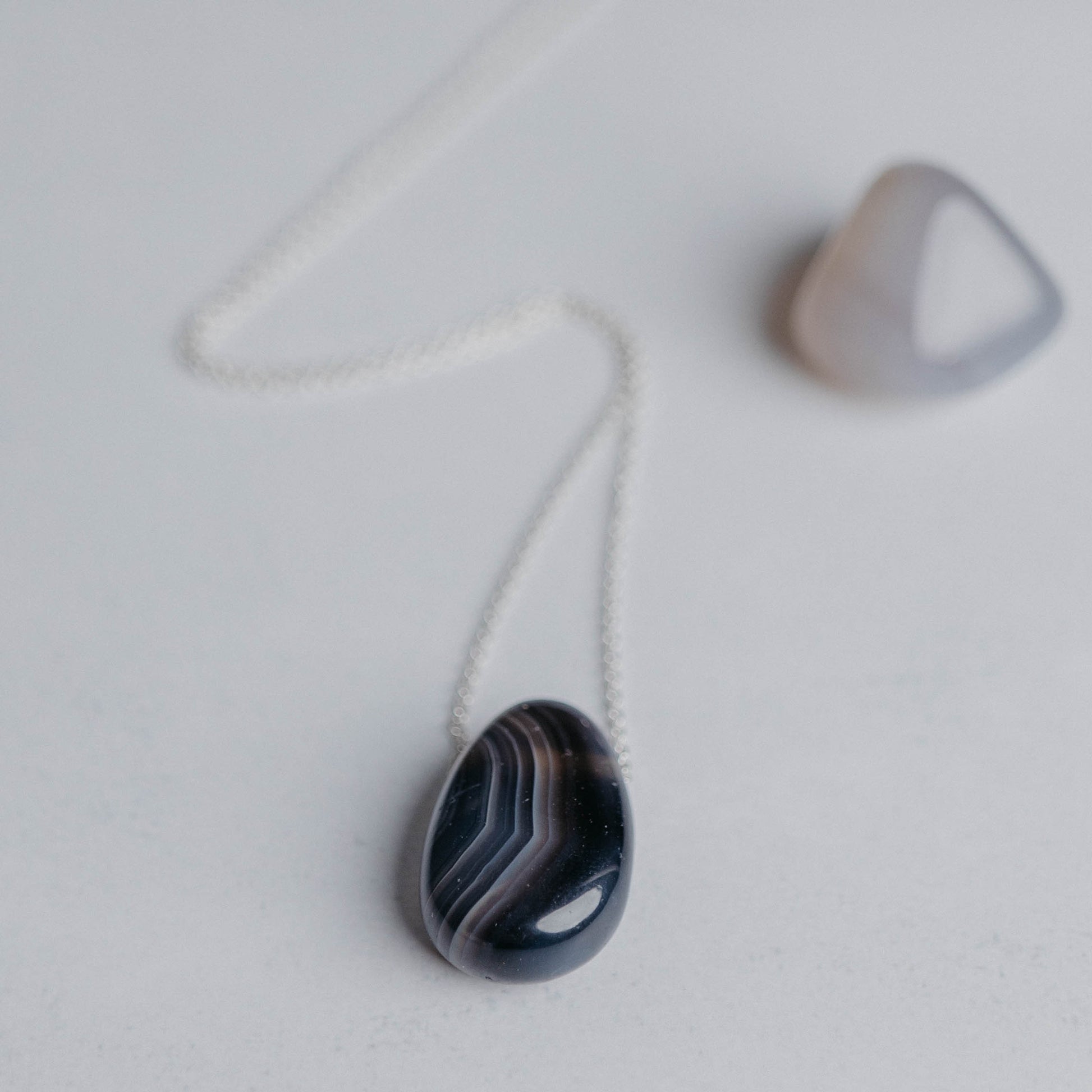 Tropfenform-Kette mit ca. 30 Edelsteinsorten zur Auswahl – handgefertigter Schmuck in Gold oder Silber von Moonlight Edelsteine.
