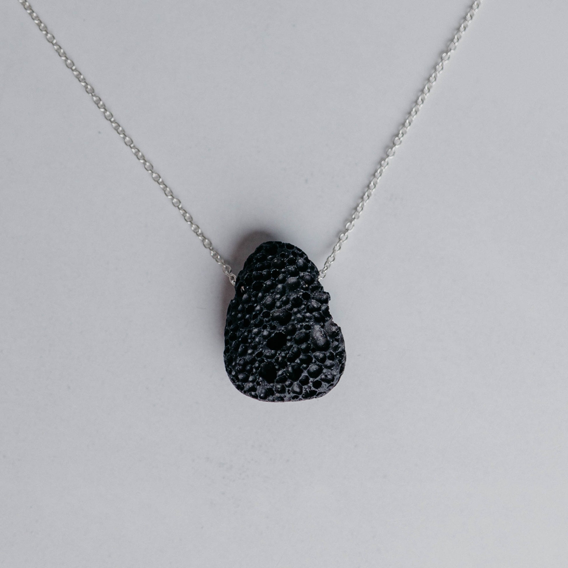 Tropfenform-Kette mit ca. 30 Edelsteinsorten zur Auswahl – handgefertigter Schmuck in Gold oder Silber von Moonlight Edelsteine.
