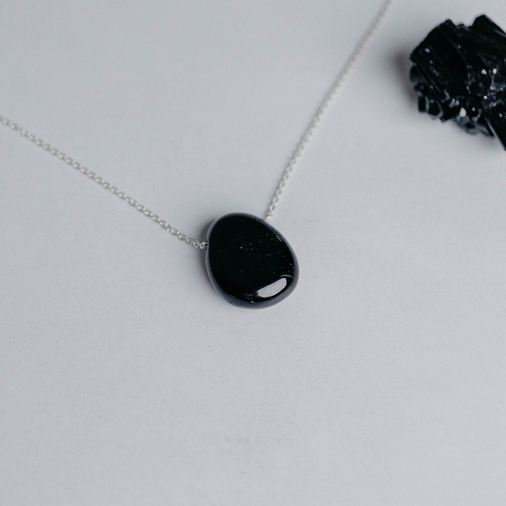 Tropfenform-Kette mit ca. 30 Edelsteinsorten zur Auswahl – handgefertigter Schmuck in Gold oder Silber von Moonlight Edelsteine.