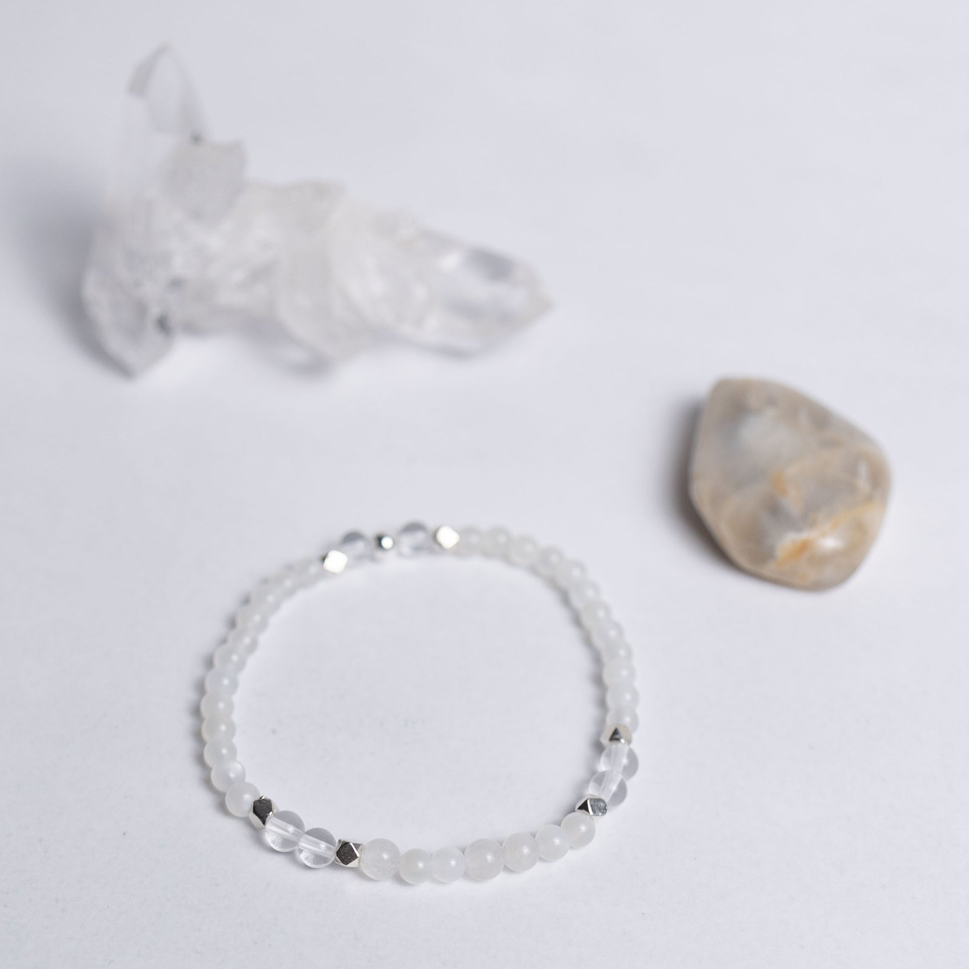 Zurück zu dir Armband mit 4mm Perlen aus Mondstein und Bergkristall – feiner Schmuck für Ruhe, Ausgeglichenheit und Achtsamkeit