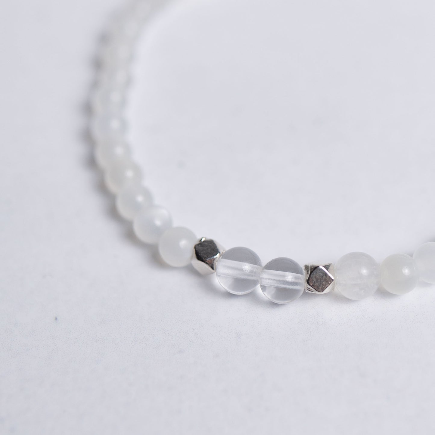 Zurück zu dir Armband mit 4mm Perlen aus Mondstein und Bergkristall – feiner Schmuck für Ruhe, Ausgeglichenheit und Achtsamkeit
