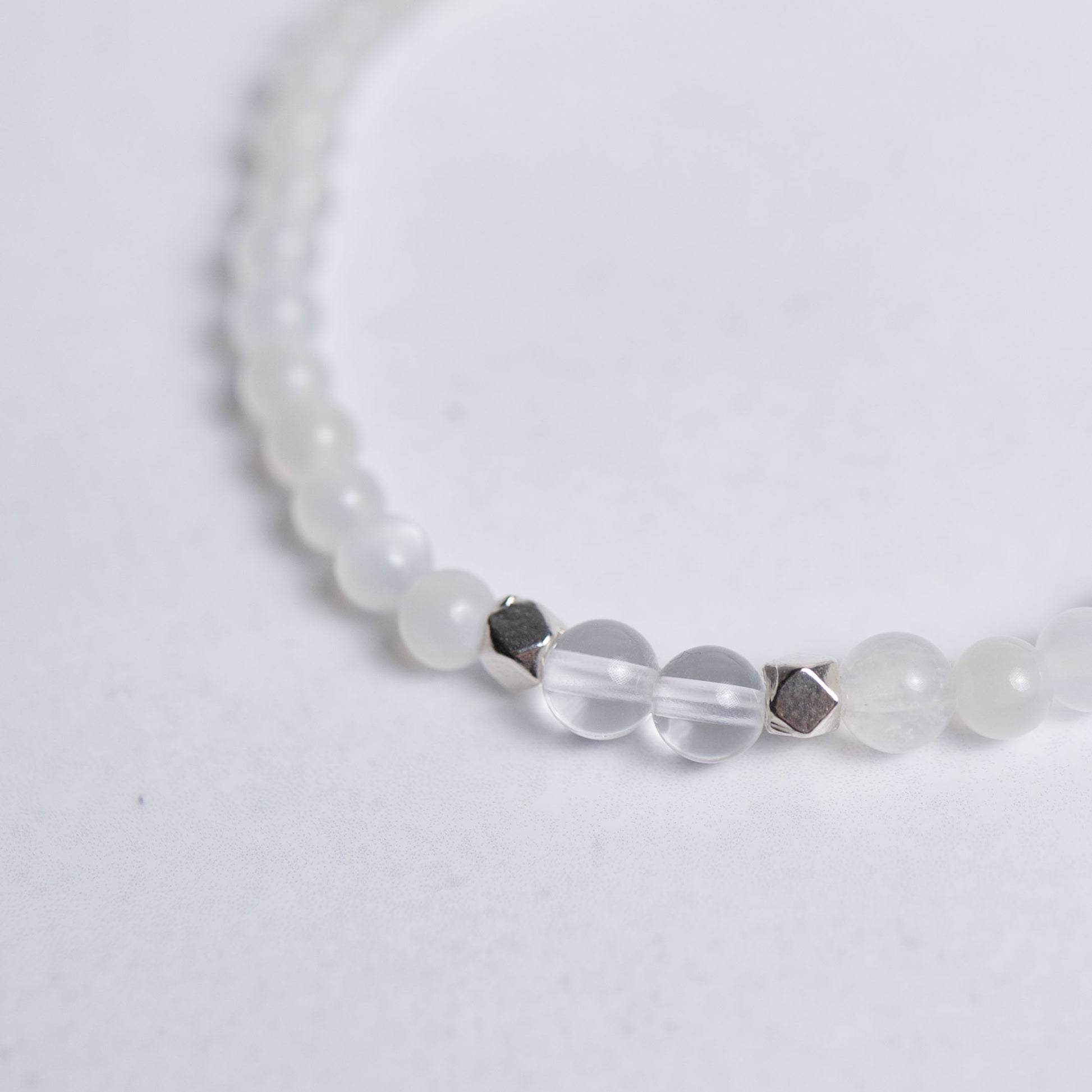 Zurück zu dir Armband mit 4mm Perlen aus Mondstein und Bergkristall – feiner Schmuck für Ruhe, Ausgeglichenheit und Achtsamkeit