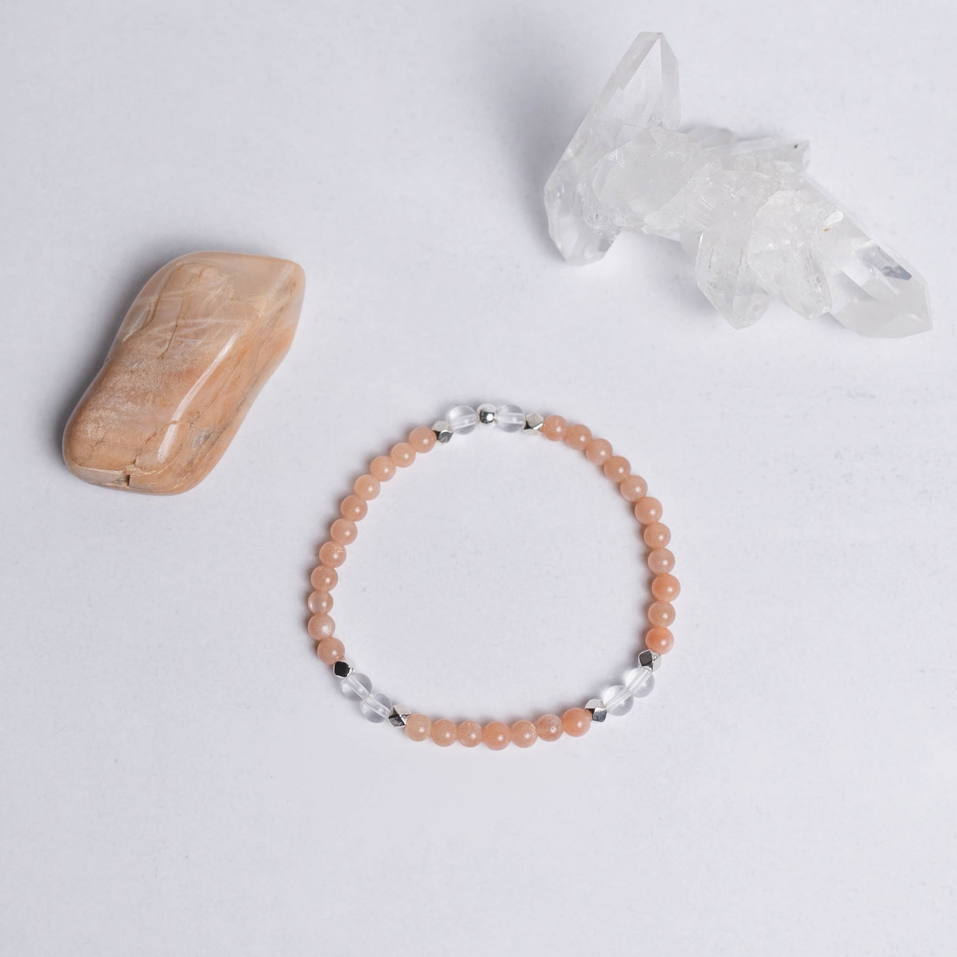 Zurück zu dir Armband mit 4mm Perlen aus Mondstein und Bergkristall – feiner Schmuck für Ruhe, Ausgeglichenheit und Achtsamkeit