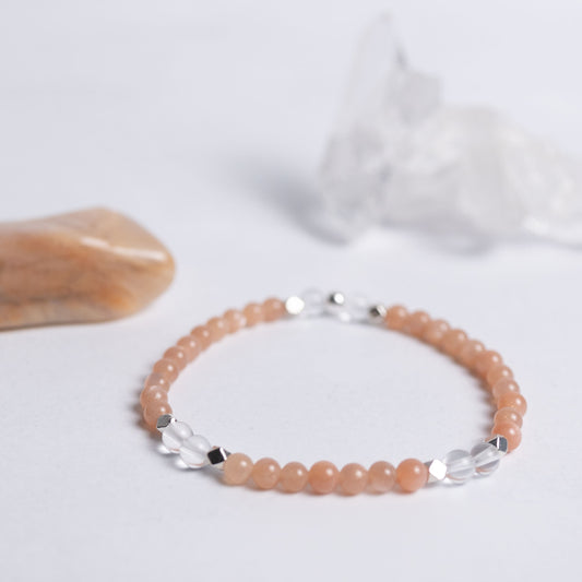 Zurück zu dir Armband mit 4mm Perlen aus Mondstein und Bergkristall – feiner Schmuck für Ruhe, Ausgeglichenheit und Achtsamkeit