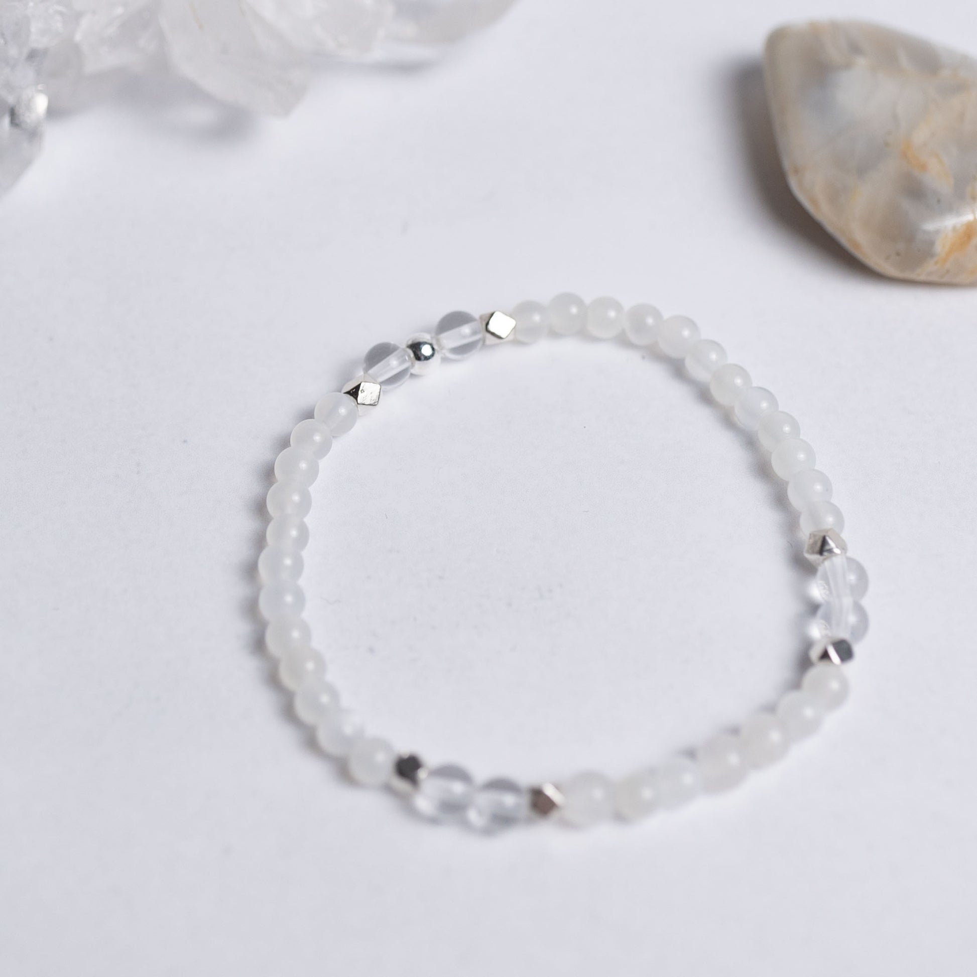 Zurück zu dir Armband mit 4mm Perlen aus Mondstein und Bergkristall – feiner Schmuck für Ruhe, Ausgeglichenheit und Achtsamkeit