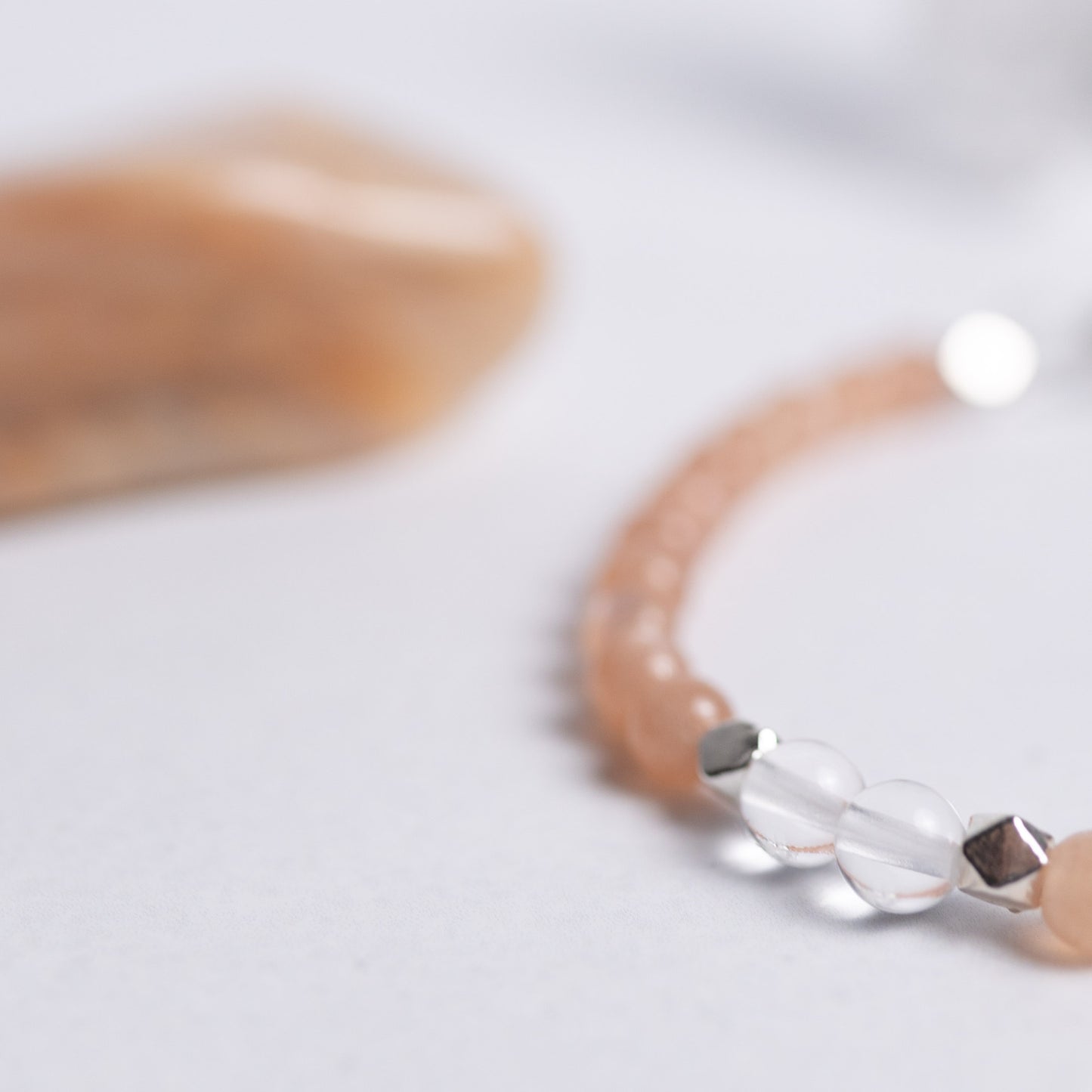 Zurück zu dir Armband mit 4mm Perlen aus Mondstein und Bergkristall – feiner Schmuck für Ruhe, Ausgeglichenheit und Achtsamkeit