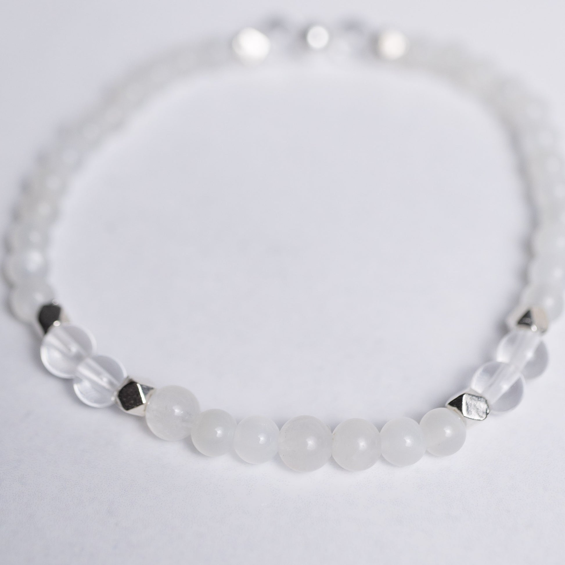 Zurück zu dir Armband mit 6mm Perlen aus Mondstein und Bergkristall – Edelsteinschmuck für Gelassenheit, Intuition und Klarheit