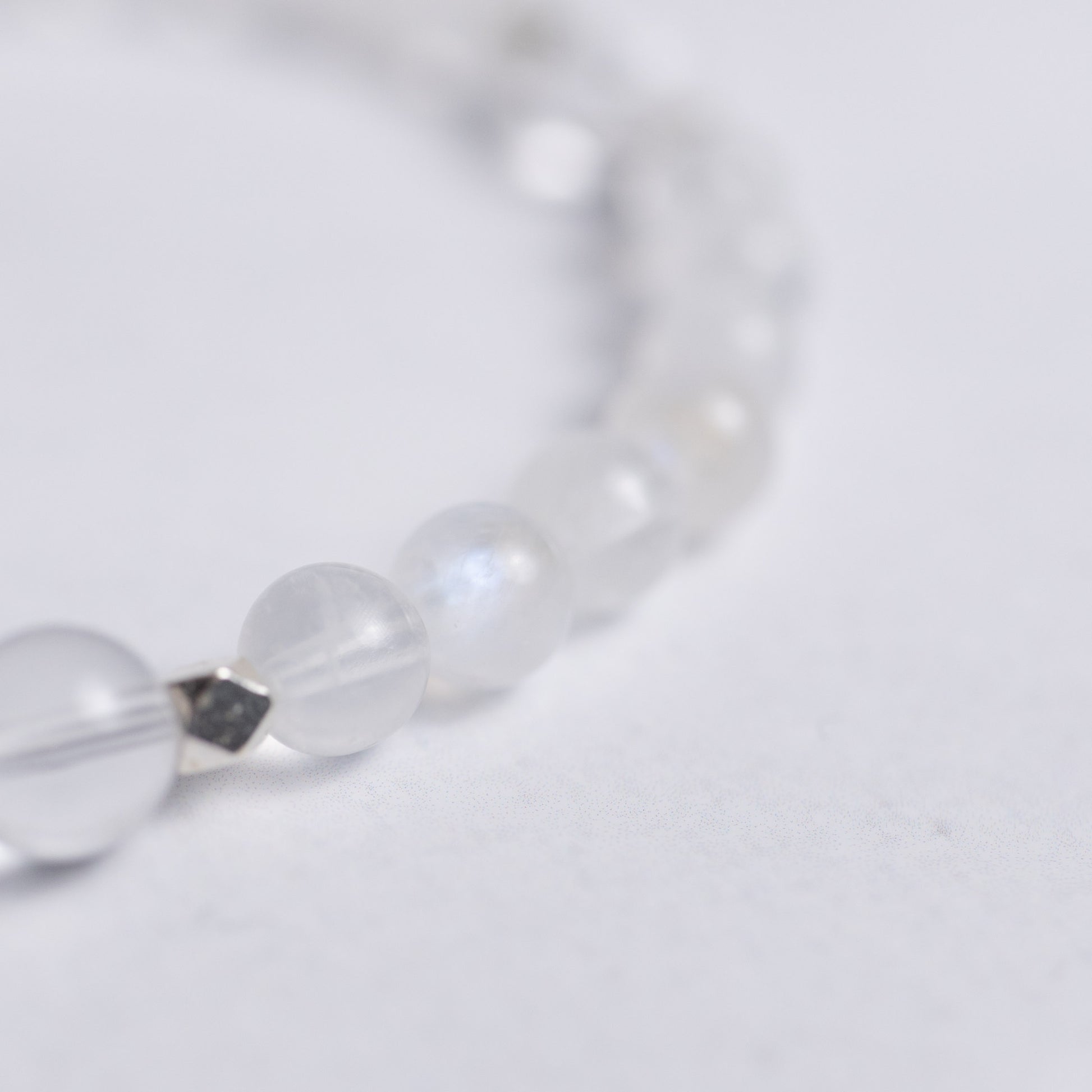 Zurück zu dir Armband mit 6mm Perlen aus Mondstein und Bergkristall – Edelsteinschmuck für Gelassenheit, Intuition und Klarheit