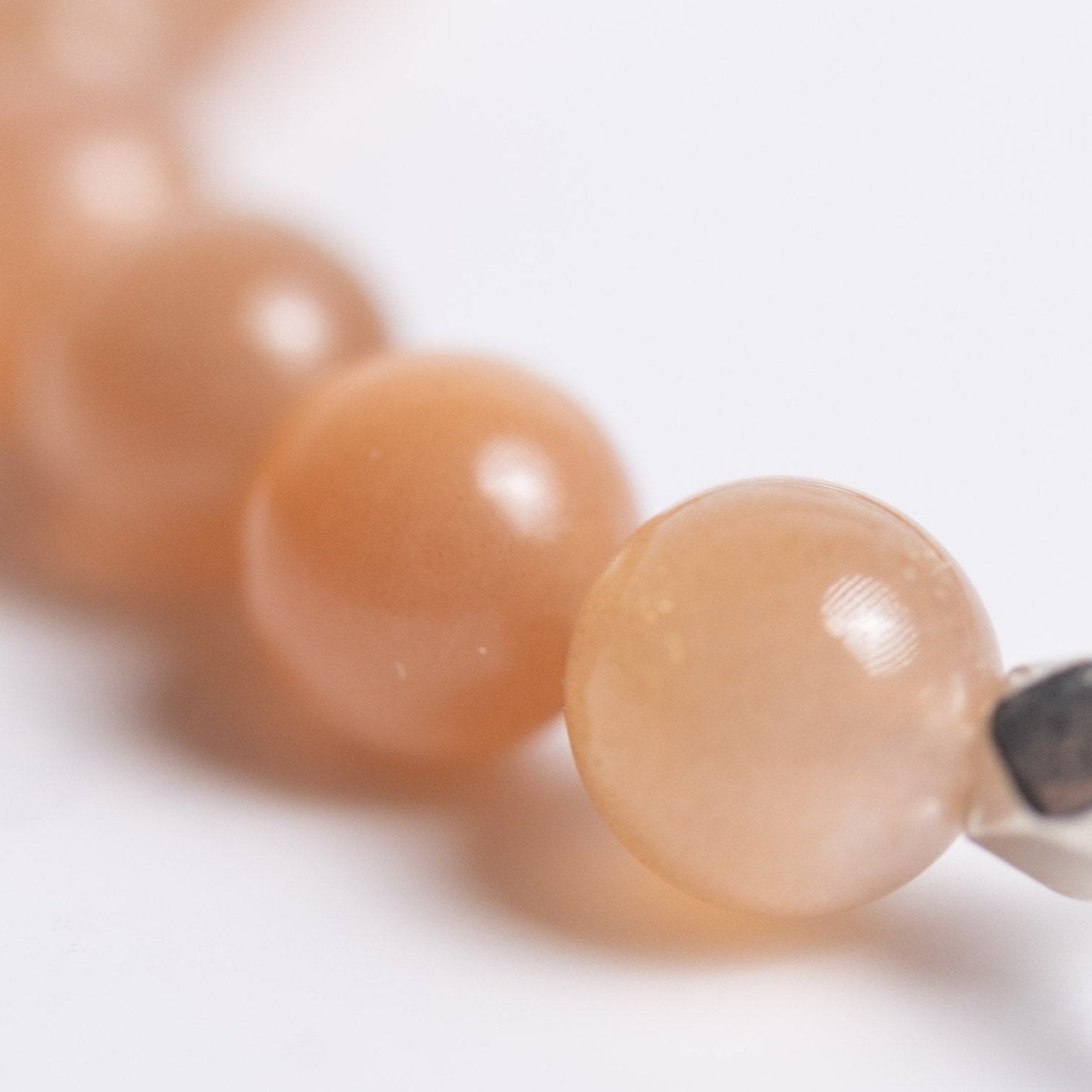 Zurück zu dir Armband mit 6mm Perlen aus Mondstein und Bergkristall – Edelsteinschmuck für Gelassenheit, Intuition und Klarheit