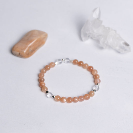 Zurück zu dir Armband mit 6mm Perlen aus Mondstein und Bergkristall – Edelsteinschmuck für Gelassenheit, Intuition und Klarheit