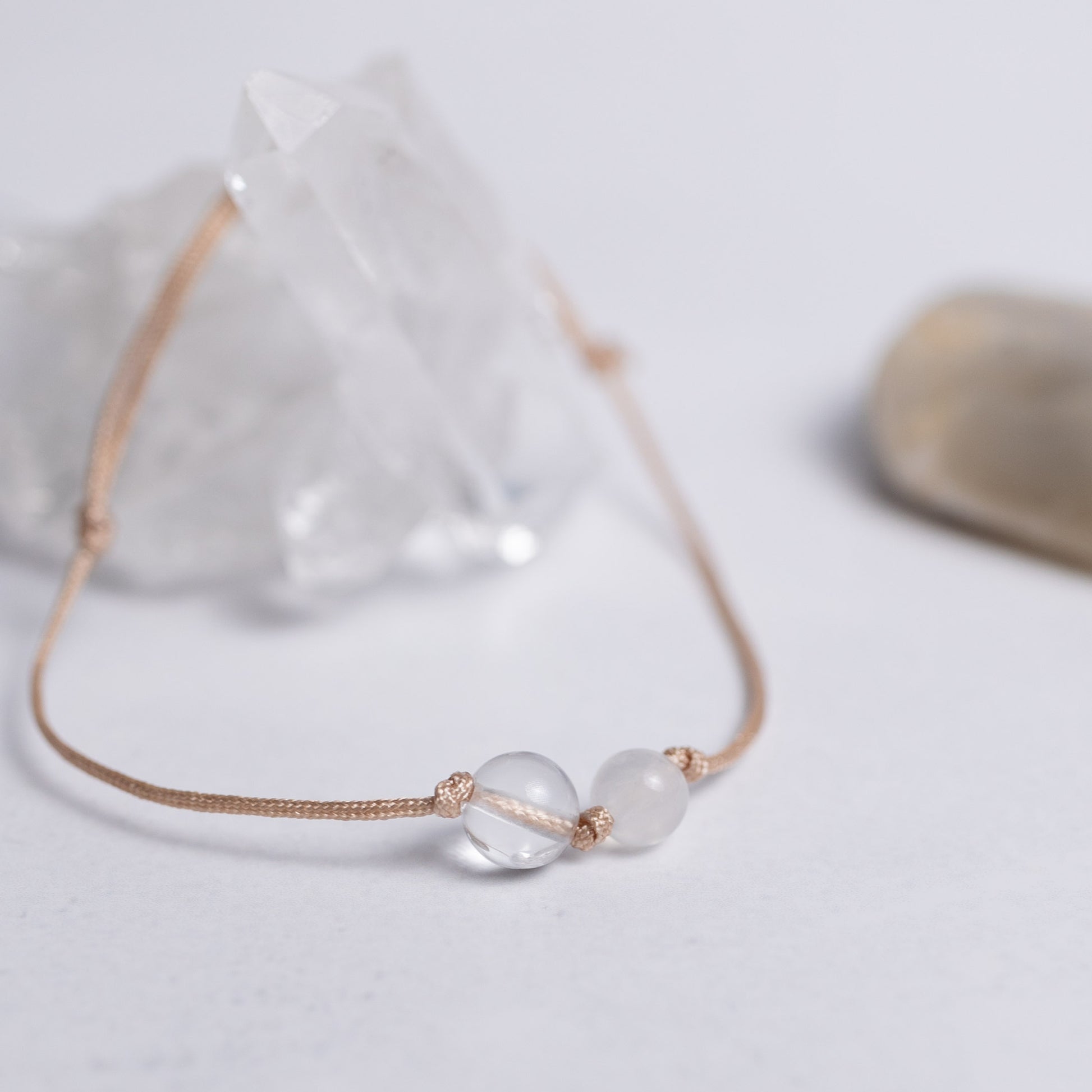 Zurück zu dir Armband mit Nylonband und je einer 6mm Perle aus Mondstein und Bergkristall – leichter Begleiter für Balance und Intuition