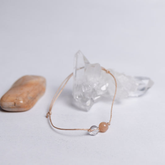 Zurück zu dir Armband mit Nylonband und je einer 6mm Perle aus Mondstein und Bergkristall – leichter Begleiter für Balance und Intuition