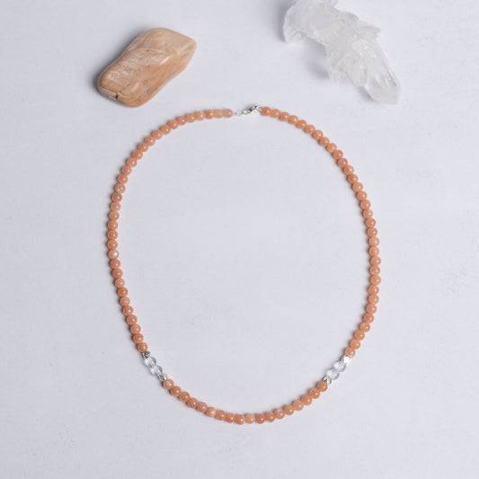 Zurück zu dir Kette mit 4mm Perlen aus Mondstein und Bergkristall – handgefertigter Schmuck für Harmonie, Klarheit und innere Stärke