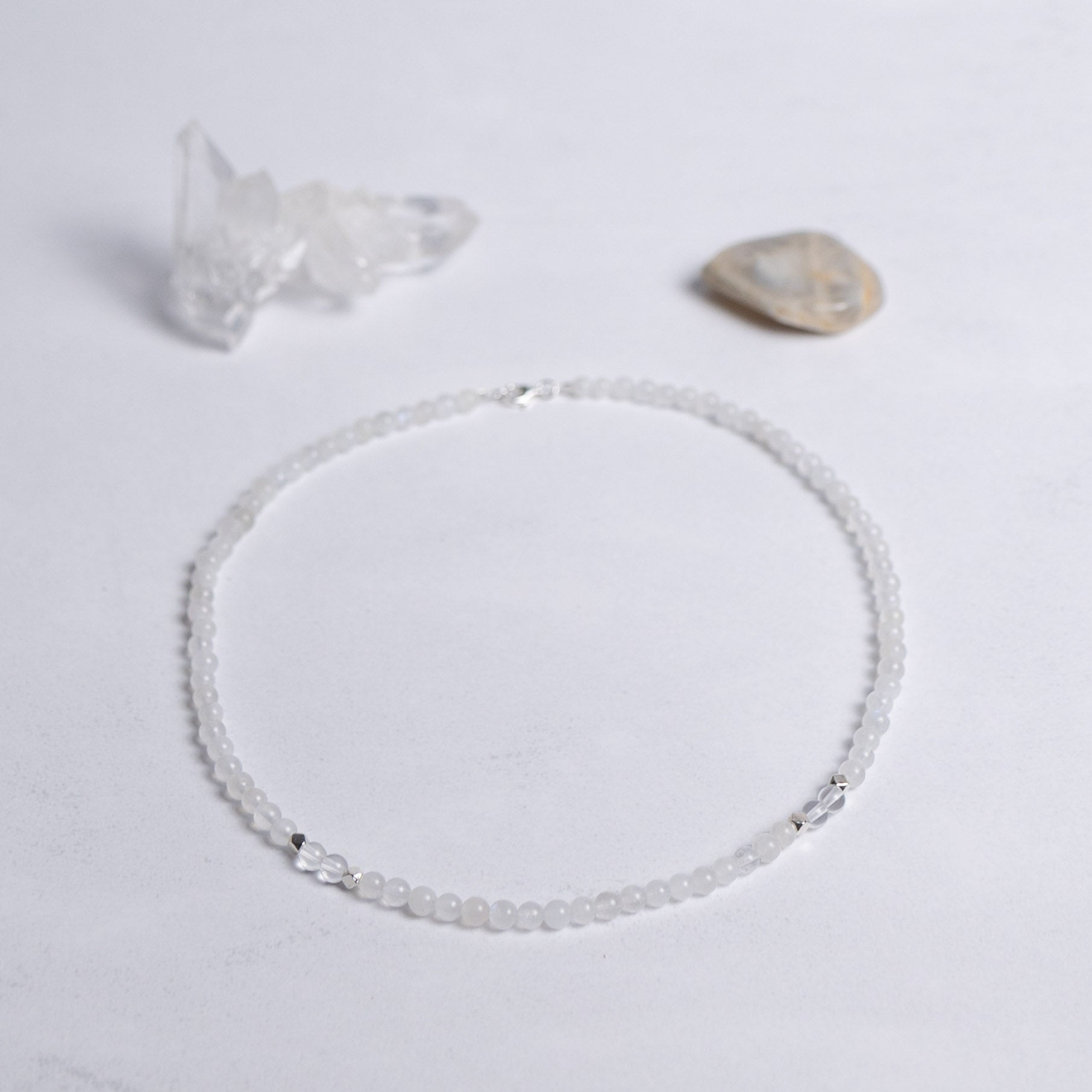Zurück zu dir Kette mit 4mm Perlen aus Mondstein und Bergkristall – handgefertigter Schmuck für Harmonie, Klarheit und innere Stärke