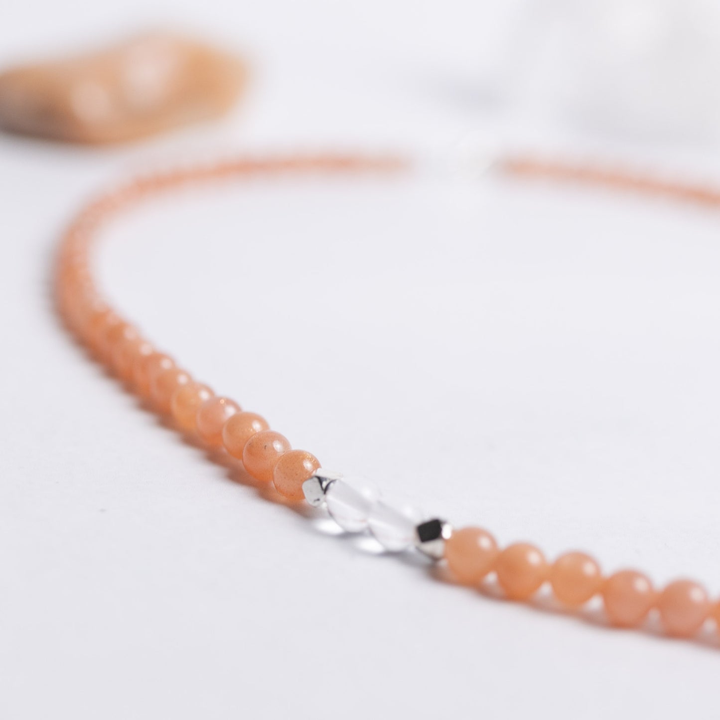 Zurück zu dir Kette mit 4mm Perlen aus Mondstein und Bergkristall – handgefertigter Schmuck für Harmonie, Klarheit und innere Stärke