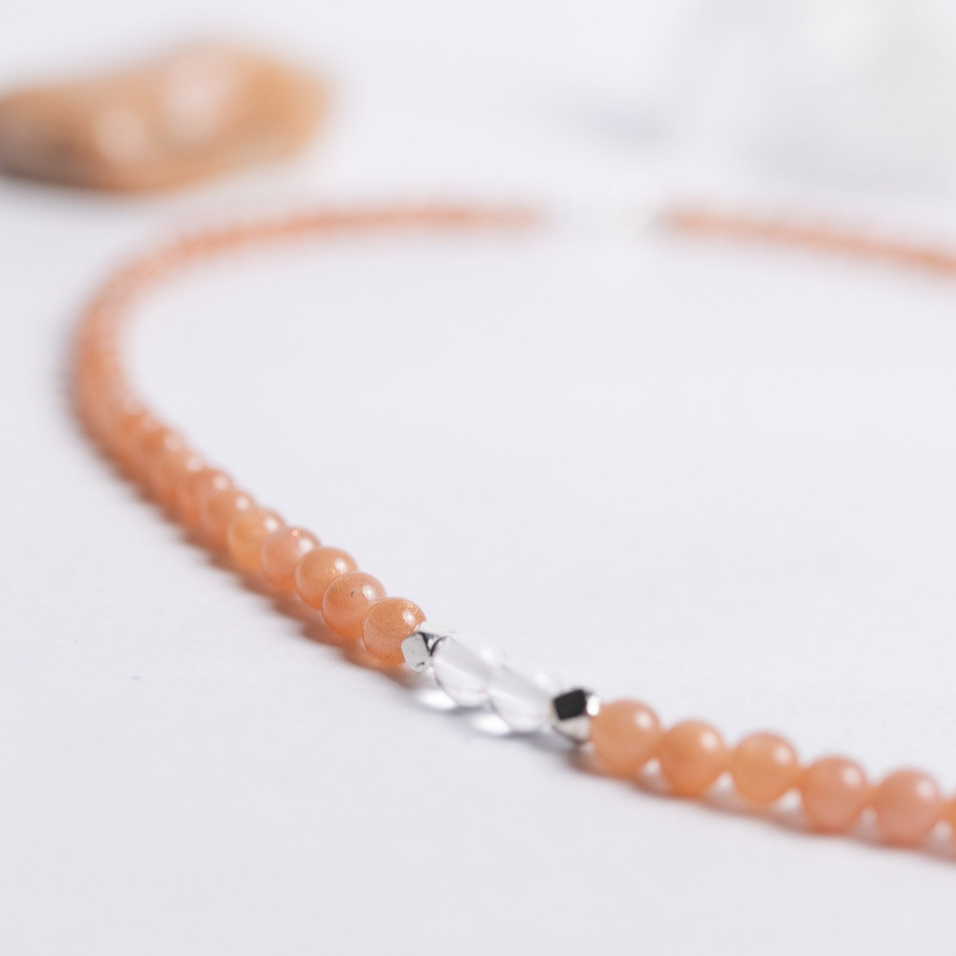 Zurück zu dir Kette mit 4mm Perlen aus Mondstein und Bergkristall – handgefertigter Schmuck für Harmonie, Klarheit und innere Stärke