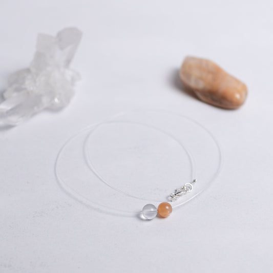 Zurück zu dir Kette mit transparentem Nylonband und je einer 6mm Perle aus Mondstein und Bergkristall – stilvoller Edelsteinschmuck für innere Ruhe und Klarheit