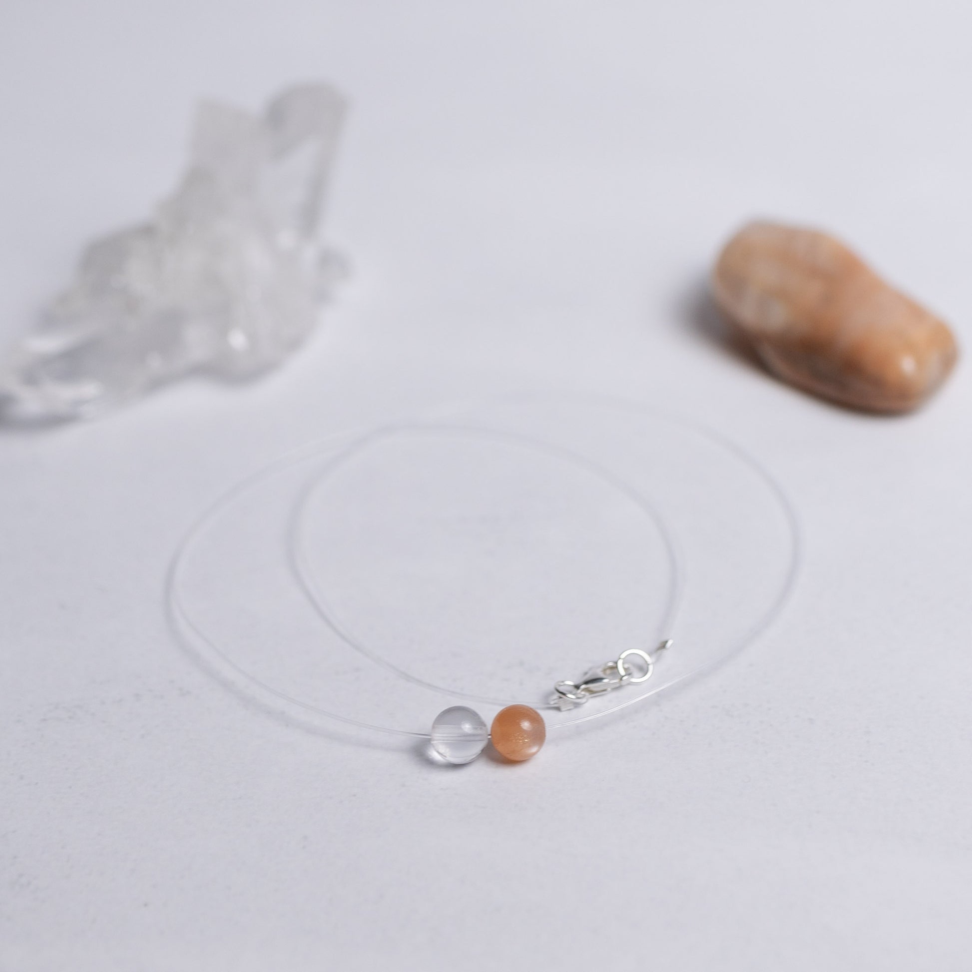 Zurück zu dir Kette mit transparentem Nylonband und je einer 6mm Perle aus Mondstein und Bergkristall – stilvoller Edelsteinschmuck für innere Ruhe und Klarheit
