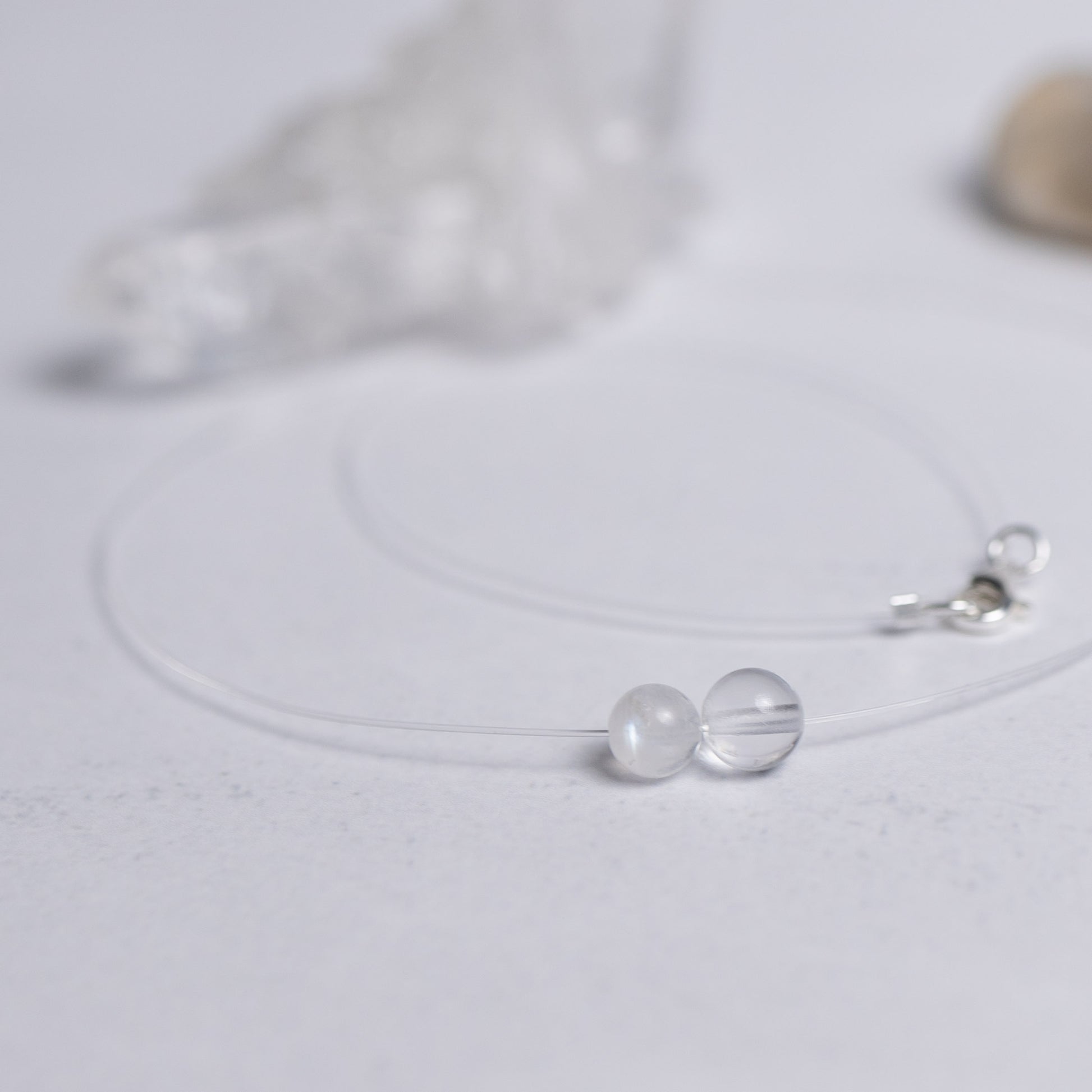 Zurück zu dir Kette mit transparentem Nylonband und je einer 6mm Perle aus Mondstein und Bergkristall – stilvoller Edelsteinschmuck für innere Ruhe und Klarheit