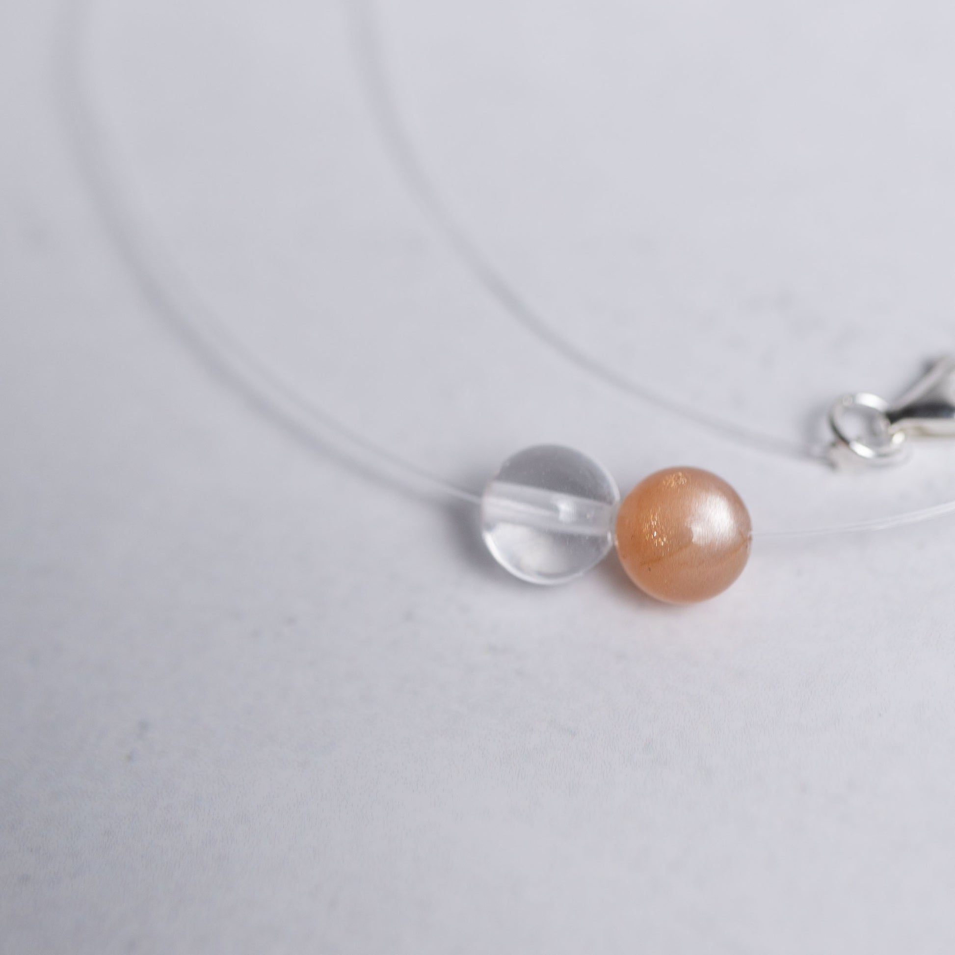 Zurück zu dir Kette mit transparentem Nylonband und je einer 6mm Perle aus Mondstein und Bergkristall – stilvoller Edelsteinschmuck für innere Ruhe und Klarheit